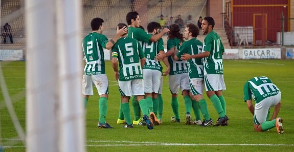 Los jugadores pradejoneros celebran el gol del empate de Joseba. :: sergio martínez