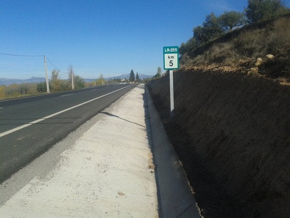 Cantidad de gravilla en los arcenes entre Alberite y Nalda.