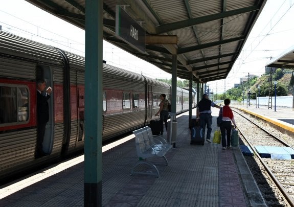 Unos viajeros acarrean sus maletas en la estación de trenes de Haro, en una imagen de archivo. :: díaz uriel 