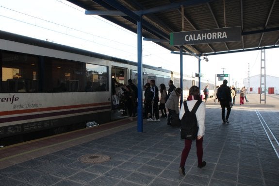 Estación de Calahorra ayer por la tarde en el momento de la llegada del tren de Zaragoza a Logroño. :: m.f.