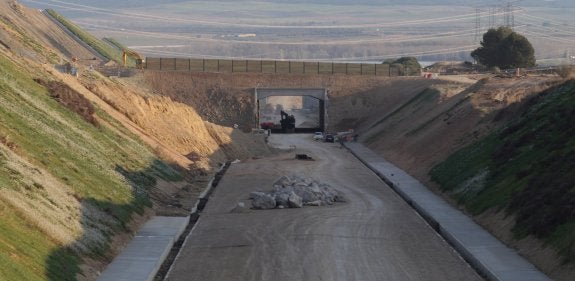 Obras de la alta velocidad en el tramo de Castejón, a la altura de Cadreíta. :: Javier Bergasa/diario de noticias