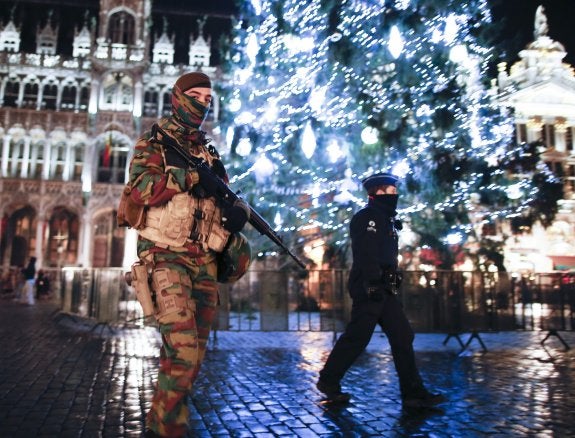 Un soldado y un policía belgas vigilan en la Grand Place de Bruselas ayer por la tarde. :: Olivier Hoslet/efe