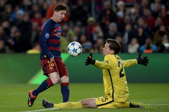 Messi eleva el balón sobre la salida del guardameta polaco Szczesny y anota uno de los goles del Barça ante la Roma. :: josep lago / AFP
