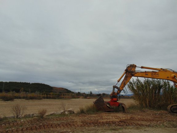 Trabajos con maquinaria pesada en el río Cidacos a su paso por Calahorra. :: Amigos de la tierra