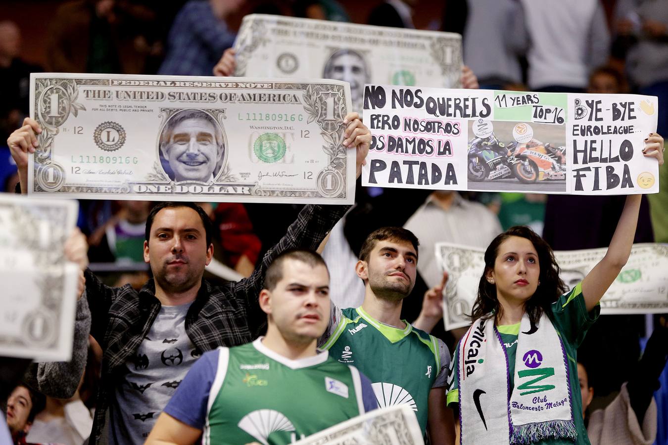 Aficionados del Unicaja manifiestan su malestar por la salida de su equipo de la competición europea con fotos de un billete de dolar con la cara del presidente de la Euroliga, Jordi Bertomeu. 