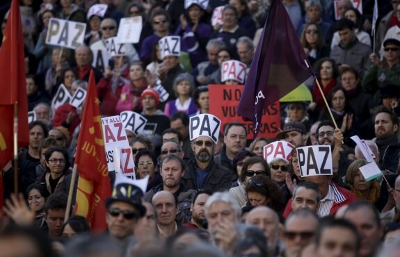 Asistentes a la concentración de ayer en Madrid. :: reuters