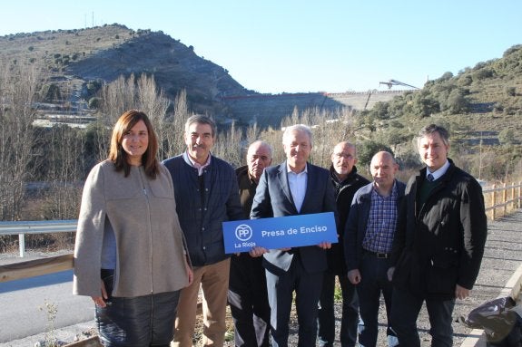 Candidatos y portavoces de la zona del PP, ayer, con la pared de la presa de Enciso al fondo. :: E.P.