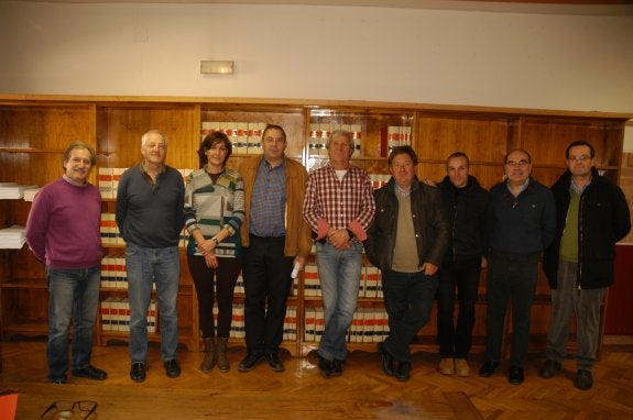 Parte de los asistentes a la reunión celebrada ayer en el Ayuntamiento de Cervera. :: s.s.j.