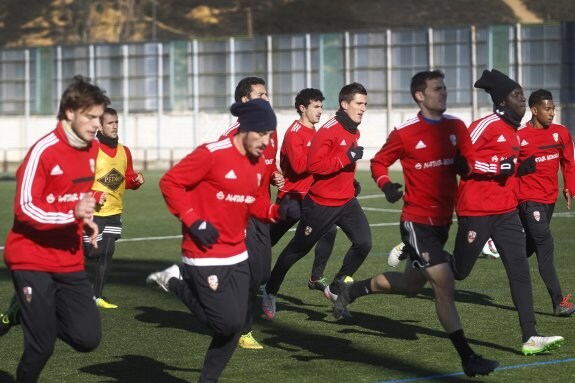 Los jugadores blanquirrojos trabajaron ayer en una mañana soleada pero  muy fría. :: justo rodríguez