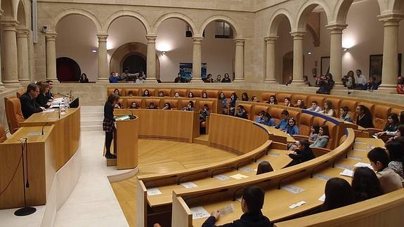 González anima a los escolares a «conocer y respetar» la Constitución