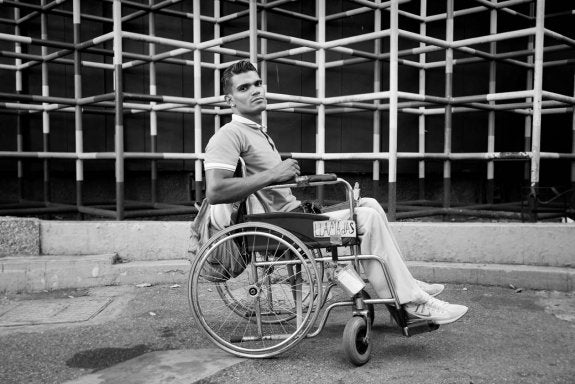 José Gregorio posa en el que se ha convertido en su lugar de trabajo, frente al centro comercial Sambil, en Caracas. :: álvaro ybarra zabala