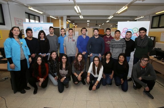 Marta Cambero, tutora, y los alumnos de los cuatro grupos de Jesuitas posan junto a sus mentores de JIG-Get App. :: JUAN MARÍN