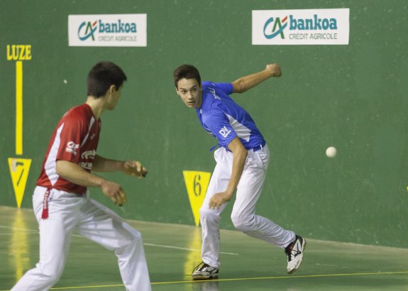Zabala golpea la pelota en un partido del Torneo Diario Vasco. :: d.v.