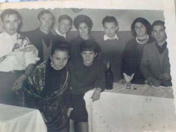 Cincuenta años tiene la foto de los danzadores de Arenzana tomando un vino en una bodega local. 