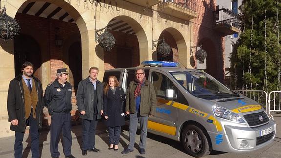 Tráfico entrega un vehículo al Ayuntamiento de Calahorra para seguridad vial