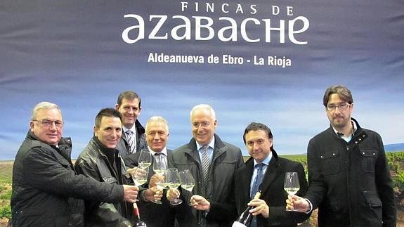 El presidente brinda con los empresarios de Fincas Azabache. 