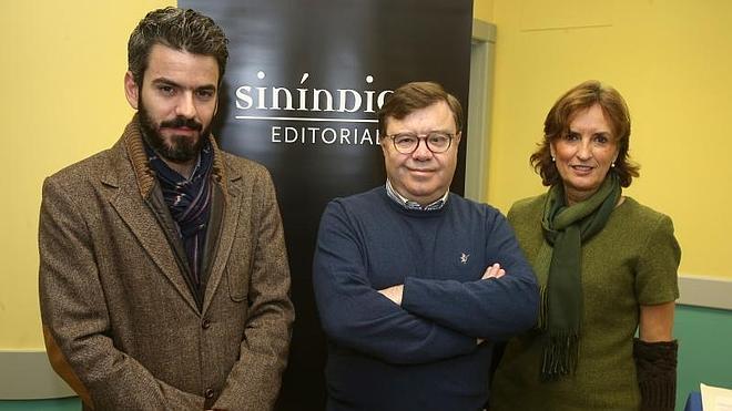 Diego Iturriaga (Siníndice), el escritor Marcelino Izquierdo y la directora del Centro Ibercaja, Mayte Ciriza.