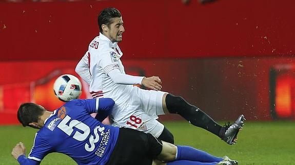 Borja García disputa un balón al sevillista Sergio Escudero. 