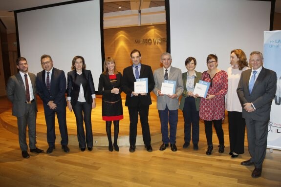 Foto de familia de los máximos representantes de las tres entidades premiadas, junto a autoridades, organizadores y colaboradores. :: justo rodríguez