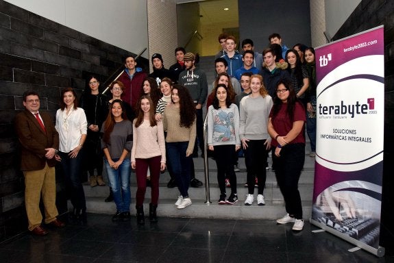 Los alumnos de Comercio, con sus tutoras, Raquel de Santiago y Marisol Ezquerro, y Eduardo Rodríguez, de Terabyte 2003. :: miguel herreros