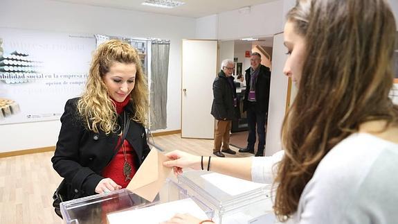 Sara Carreño (podemos) vota en el IRSAL