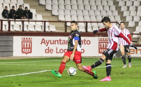 Pere Milla empalma para marcar  el tanto del empate del domingo ante el Tudelano y salvar un punto al final del partido. 