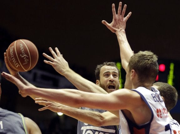 Bendzius intenta defender a Sergio Rodríguez, ayer. :: efe