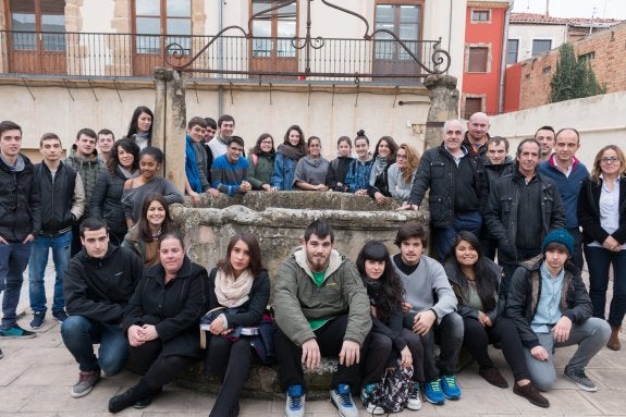 Alumnos, profesores y representantes de 'Bodegas Florentino Martínez', en el patio de la Escuela de Hostelería y Turismo. :: ALBO