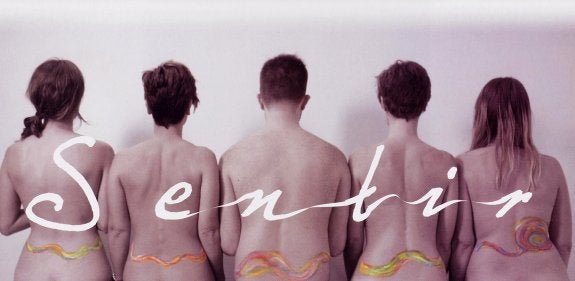 Las cuatro mujeres y el hombre protagonistas del calendario, en la portada que ilustra la iniciativa.