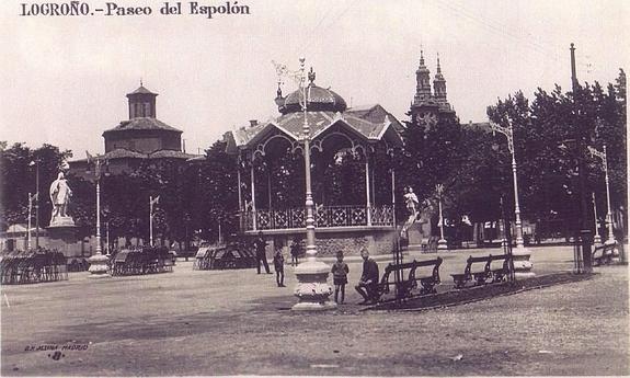 El Espolón, con el kiosko de música y las estatuas. 