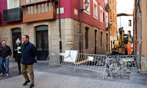 El concejal Francisco Iglesias presenció ayer el inicio de las obras de la calle La Cadena. :: miguel herreros