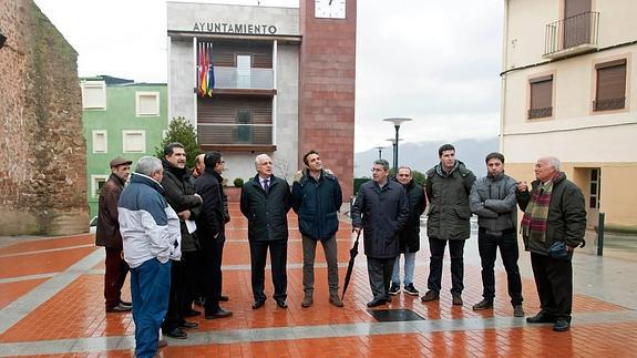 Recorrido institucional por el nuevo entorno urbano tras las obras acometidas en Sorzano. 