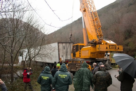 Labores de rescate del camión en el puente en el que quedó atrapado, en una pista forestal a kilómetro y medio, aproximadamente, de la aldea de Posadas, en Ezcaray.