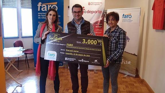 Entrega del cheque a la Asociación FARO. 