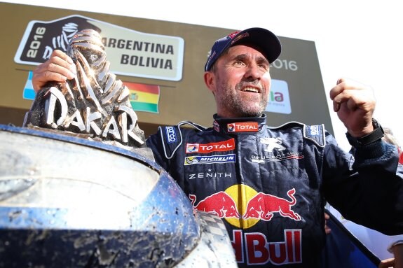 Peterhansel posa con su
duodécimo trofeo del Dakar. :: efe