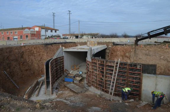 Paso subterráneo que se está construyendo debajo de la futura rotonda. :: i. álvarez