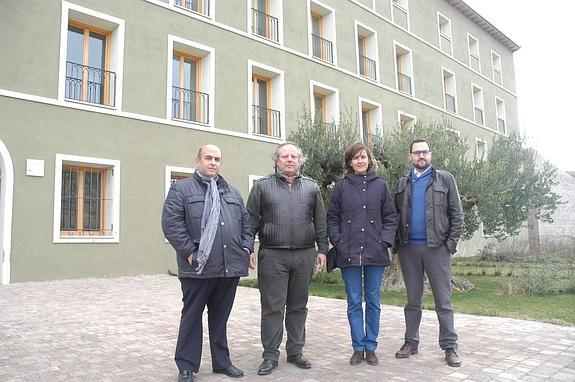 Miguel Mirones (Tres Mares),  junto a la alcaldesa de Cervera,  Estrella Santana, y los  tenientes de alcalde Fabio  Meiro (izquierda) y Jesús  Herrero (derecha).