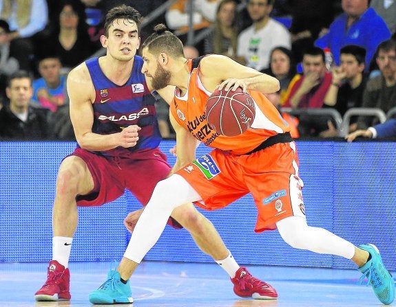 Diot bota el balón ante el azulgrana Satoransky. :: efe