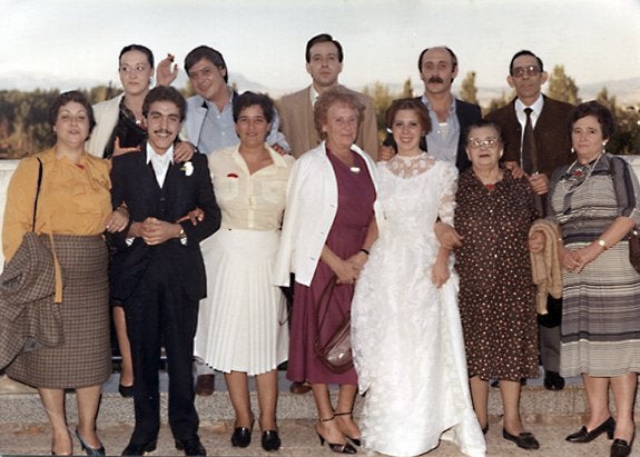 Camareros del Moderno; de izquierda a derecha; Eduardo, Sole, Cipri, Nicoleta, Mariano, Gabi y Adrián.  De arriba abajo, boda de Jesús Uyarra, el abuelo Mariano, antes de un festejo taurino, y también en casa de su empleado El Chato y su numerosa prole. Rodeada por un círculo, su perra Ali.  :: JPEG Estudio y Archivo.