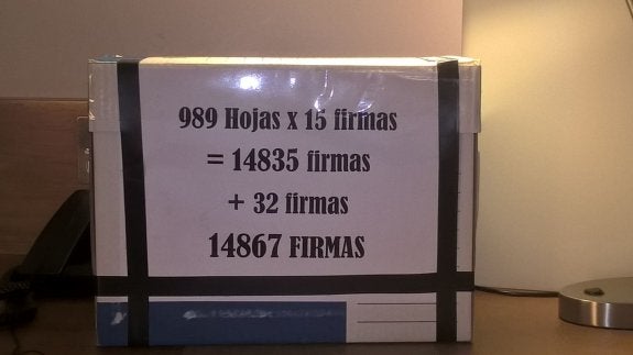 Imagen de los cuatro miembros de la delegación sindical española en Londres, protesta en Logroño el sábado y firmas recogidas. :: l.r./S.t.