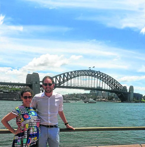 Araceli y su marido,
Dominic, junto al Puente de
la Bahía de Sidney (Sidney
Harbour Bridge). :: a.r.