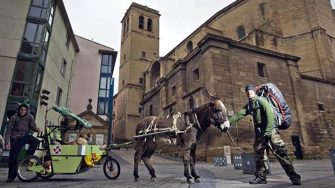 En Logroño. Thomas Foullait, con su burro, su perro y su amigo Santiago, posa en la capital riojana, en plena Ruta Jacobea. 