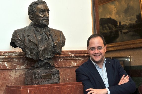 Cámara Baja. Luena, ante el busto de Sagasta en los pasillos del Congreso. :: NEWSPHOTOPRESS