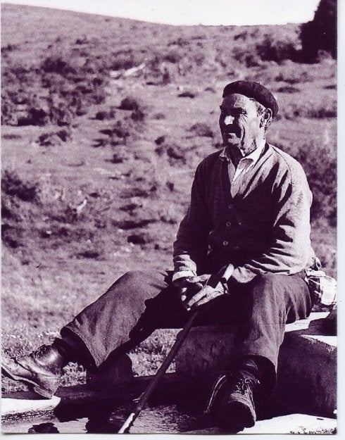 'Chanzas' sentado en el pilón. 