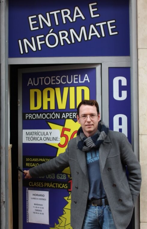 David Galán cierra la puerta de Autoescuela David. :: D.M.A.