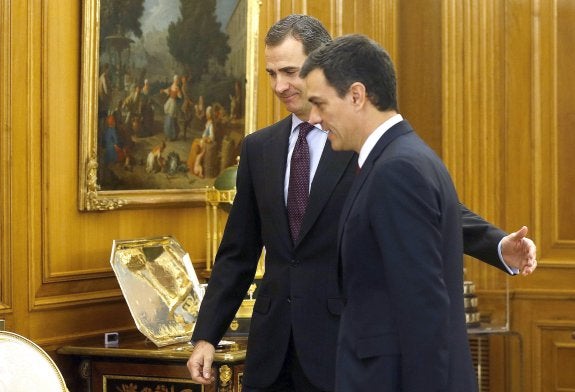 El Rey con el líder del PSOE antes de la conversación del 2 de febrero en que le propuso ser candidato a la investidura. :: chema moya / reuters