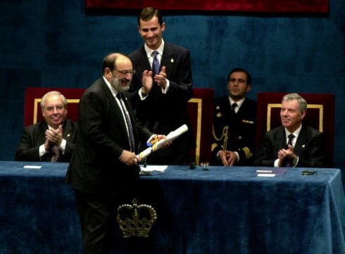 Umberto Eco recibe el Premio Príncipe de Asturias de Comunicación y Humanidades en el 2000. :: Efe
