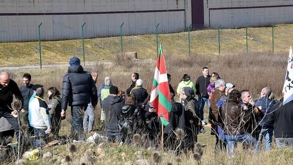 Abertzales concentrados en frente a la prisión logoñesa, el pasado sábado