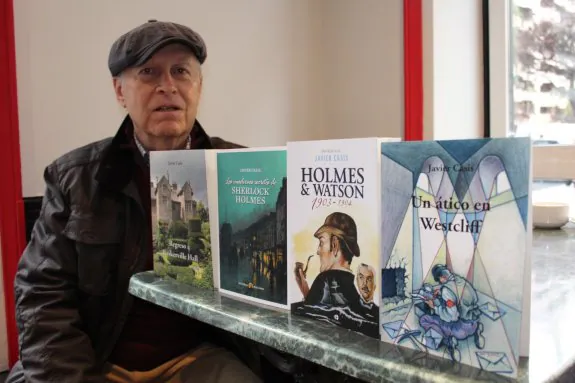 Javier Casis posa con sus libros recientemente reeditados. :: D.M.A.