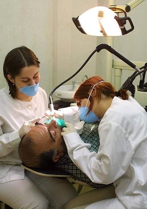 Atención a un paciente  en una clínica dental. 